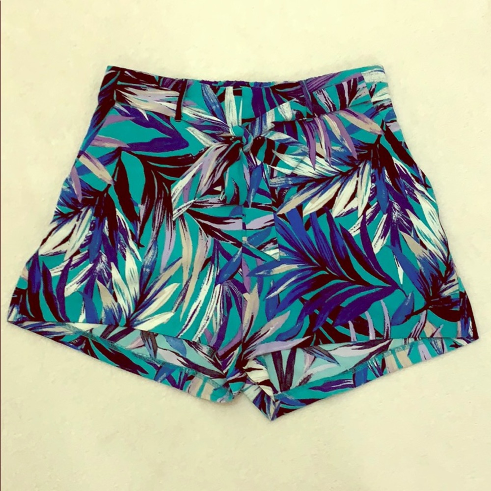 Women’s shorts size L